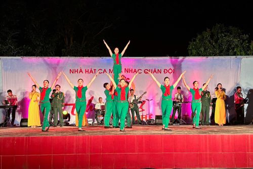 Chương trình nghệ thuật tại các đơn vị huấn luyện chiến sĩ mới của Sư đoàn 377