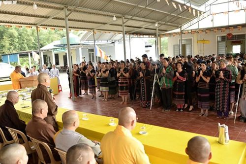 Ban Hoằng pháp T.Ư tặng 200 suất quà đến người nghèo H.A Lưới