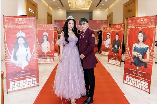 NTK Tommy Nguyễn tháp tùng Hoa hậu Lý Kim Ngân xuất hiện nổi bật tại họp báo Hoa hậu Doanh nhân Việt Nam 2023