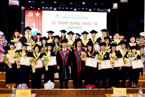 Trường Đại học Kinh tế Quốc dân trao bằng cho gần 1000 tân Thạc sĩ