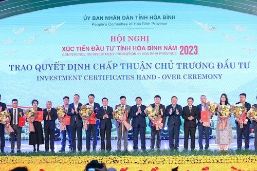 Hòa Bình trao quyết định đầu tư 15 dự án với tổng vốn hơn 2 tỷ USD
