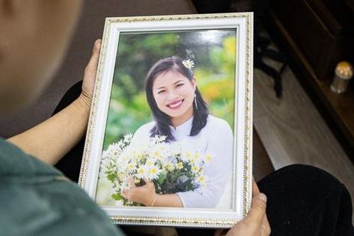 Chuyện về người phụ nữ Hà Nội hai lần chụp ảnh thờ cho chính mình