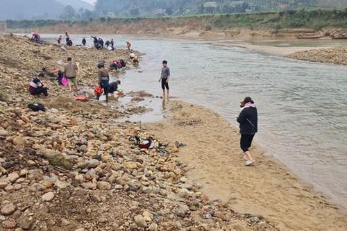 Hàng trăm người dân đổ xô đi đào đá quý rồi 'vỡ mộng' khi biết sự thật