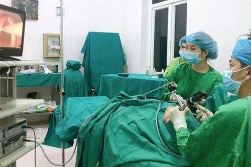 Người đàn ông thủng ruột do nuốt xương cá