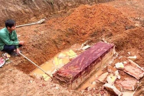 Đào móng xây nhà, phát hiện cỗ quan tài nặng nửa tấn