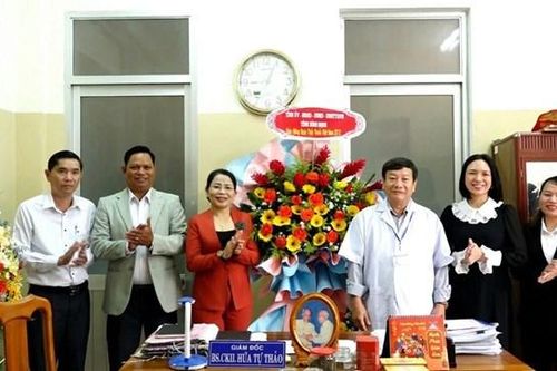 Mặt trận Bình Định thăm, chúc mừng nhân Ngày Thầy thuốc Việt Nam 27-2