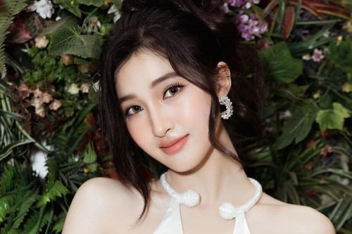 Phương Nhi được khen với trang phục cổ yếm