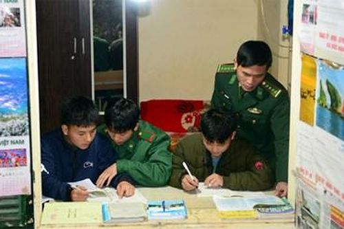 Chuyện 'Nâng bước em tới trường-Con nuôi đồn biên phòng': Bài 2: Cõng con nuôi đi tìm chữ