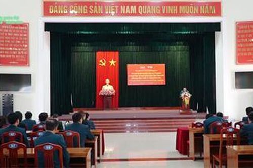 Trao bảo hiểm trọn đời tặng 2 con Thiếu tá Trần Ngọc Duy