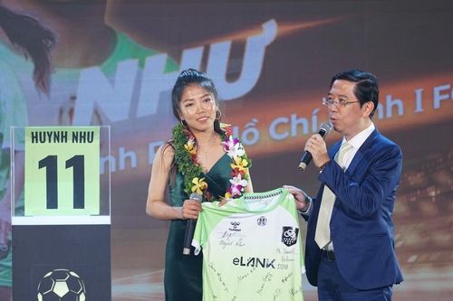 Giải nữ VĐQG Bồ Đào Nha và Lank FC chúc mừng Huỳnh Như đoạt Quả bóng vàng