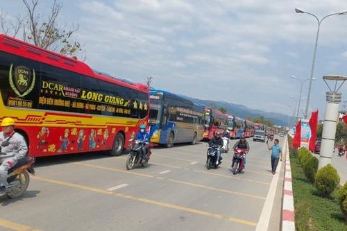 Vì sao đồng loạt xe khách tỉnh Điện Biên 'đình công'?