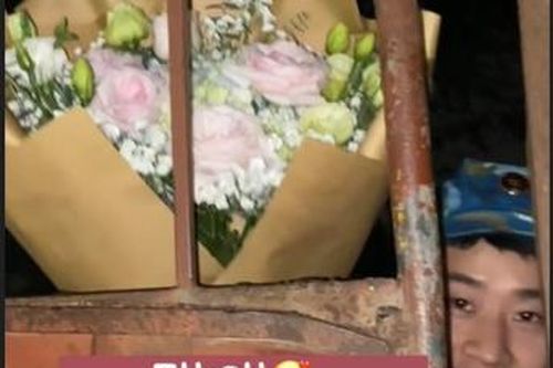 Cặp đôi kỷ niệm ngày yêu nhau qua... khe cửa doanh trại bộ đội