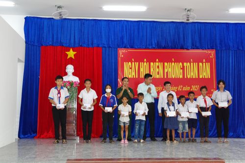 Bộ đội Biên phòng Sóc Trăng trao quà cho học sinh nghèo