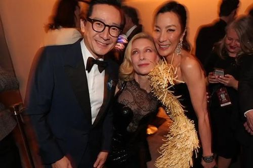 Dương Tử Quỳnh mang... giấy gói hàng và khoai tây chiên lên thảm đỏ SAG Awards 2023