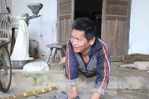 Nghị lực của người đàn ông hơn 60 năm đi bằng đôi tay