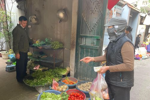 Hà Nội: Rau xanh tăng giá, thịt 'đi ngang' trong phiên chợ đầu tuần