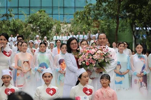 Hơn 100 y, bác sỹ vào vai ca sỹ, người mẫu trong 'Mầm sống'