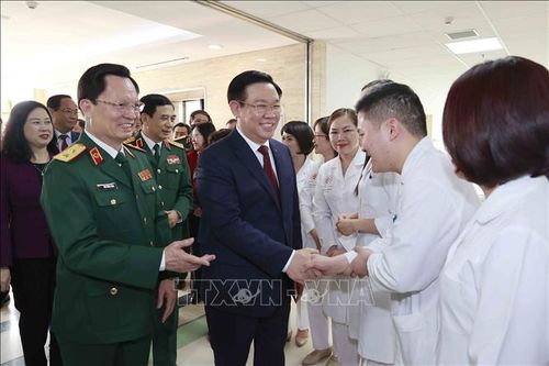 Chủ tịch Quốc hội thăm Bệnh viện Trung ương Quân đội 108
