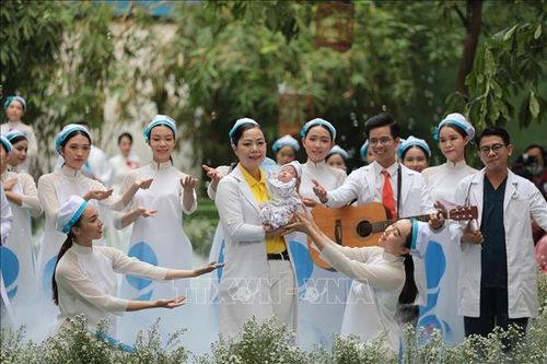 Hơn 100 y, bác sỹ vào vai ca sỹ, người mẫu trong Chương trình nghệ thuật 'Mầm sống'