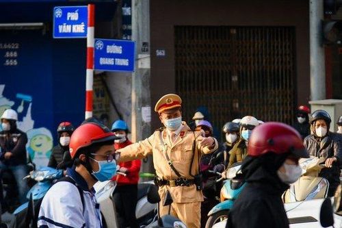 Giao thông hỗn loạn sau điều chỉnh nút giao Lê Trọng Tấn - Quang Trung
