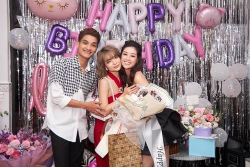 Vợ chồng Mạc Văn Khoa, Hoàng Thùy xúng xính 'lên đồ' dự tiệc sinh nhật của Hoa hậu Khánh Vân