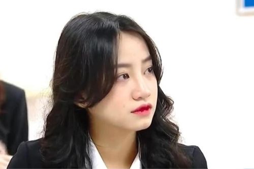 Nữ sinh bất ngờ chiếm spotlight dù chỉ lên sóng VTV ít giây, biết 'info' càng khiến CĐM choáng hơn