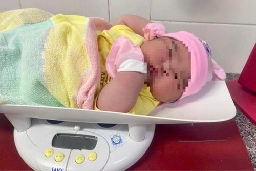 Bé gái sơ sinh chào đời với cân nặng 'khủng' 6kg