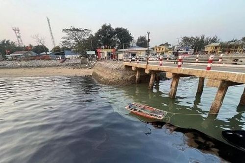 TP. Hải Phòng: Xử lý sự cố tràn dầu tại khu vực bến phà Gót