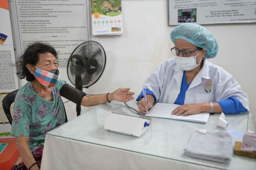 Khám và phát thuốc miễn phí cho bệnh nhân nghèo