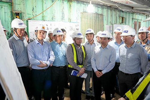 Bộ trưởng Bộ Giao thông vận tải Nguyễn Văn Thắng kiểm tra tiến độ thi công cầu Xóm Bóng