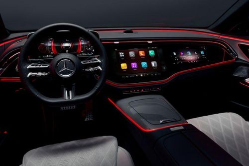 Lướt TikTok trên xe Mercedes-Benz E-Class mới