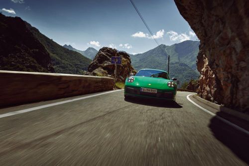 Porsche trình làng 911 Carrera T tại Việt Nam: Giá từ 8,23 tỷ đồng, nhiều tùy chọn cá nhân hóa