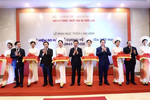 Hà Nội: Khai mạc triển lãm ảnh kỷ niệm 80 năm Đề cương về văn hóa Việt Nam