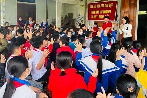 Đồng hành gieo tri thức trên đất Việt