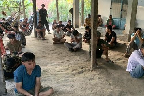 Bắt gần 30 đối tượng đánh bạc