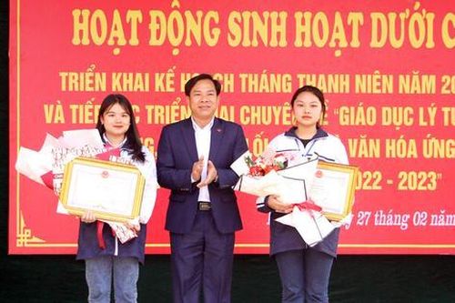 Thái Nguyên: Khen thưởng 2 học sinh trả lại 70 triệu đồng cho người đánh rơi