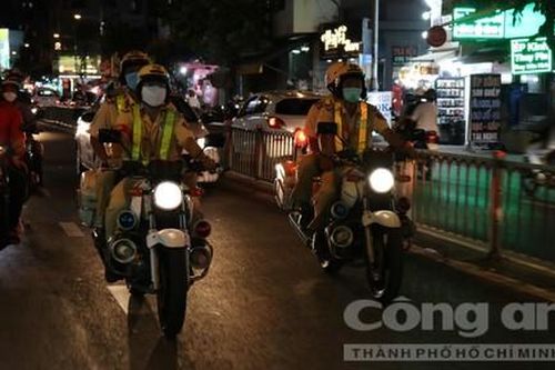 CSGT TPHCM hỗ trợ tìm gia đình cho bé gái có ý định tự tử