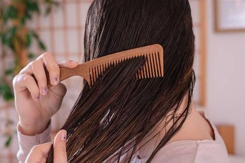 Những sai lầm thường gặp trong chăm sóc khiến tóc rụng, nhanh bết