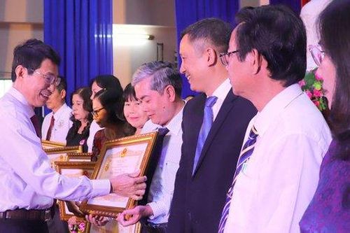 Khánh Hòa: 20 bác sĩ nhận danh hiệu Thầy thuốc nhân dân, Thầy thuốc ưu tú