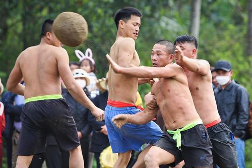 Trai làng cởi trần đấu vật cướp 'củ chuối'