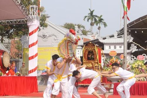 15 thanh niên chưa vợ hồ hởi tái hiện nghi lễ múa cổ- lột rắn