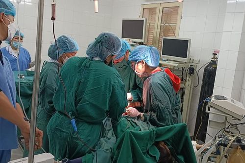 Nghệ An: Cứu sống mẹ con sản phụ bị vỡ tử cung mất máu nhiều