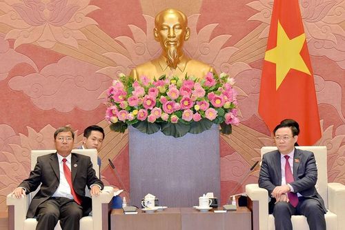 Chủ tịch Quốc hội Vương Đình Huệ tiếp Phó Chủ tịch Quốc hội nước Cộng hòa Dân chủ Nhân dân Lào Khambay Damlath