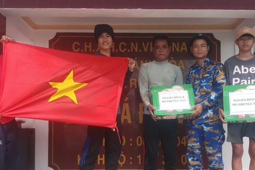 Kịp thời hỗ trợ hơn 500 ngư dân trên 131 tàu cá bị cạn lương thực do thời tiết xấu