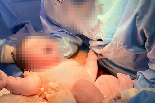 Bệnh viện Hùng Vương mổ bắt con thành công bé trai nặng 5,8kg