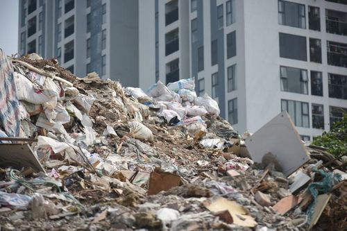 Hà Nội: Núi rác thải khổng lồ 'tra tấn' cuộc sống người dân
