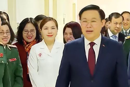 Chủ tịch Quốc hội Vương Đình Huệ thăm Bệnh viện trung ương Quân đội 108