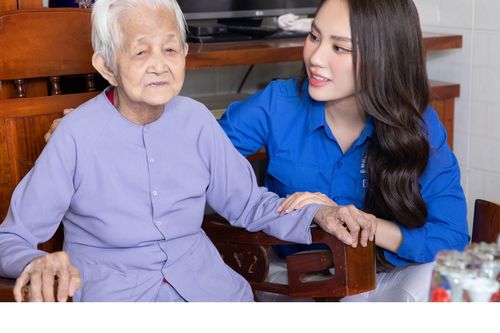 Hoa hậu Mai Phương tri ân các liệt sĩ, thăm hỏi bà mẹ Việt Nam anh hùng