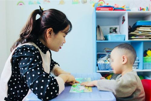 Nhận diện ngôn ngữ và luyện tập cách giao tiếp cùng trẻ tự kỷ