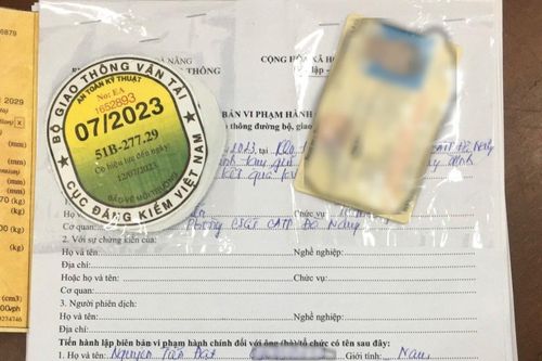 Phát hiện xe khách nghi sử dụng tem kiểm định giả
